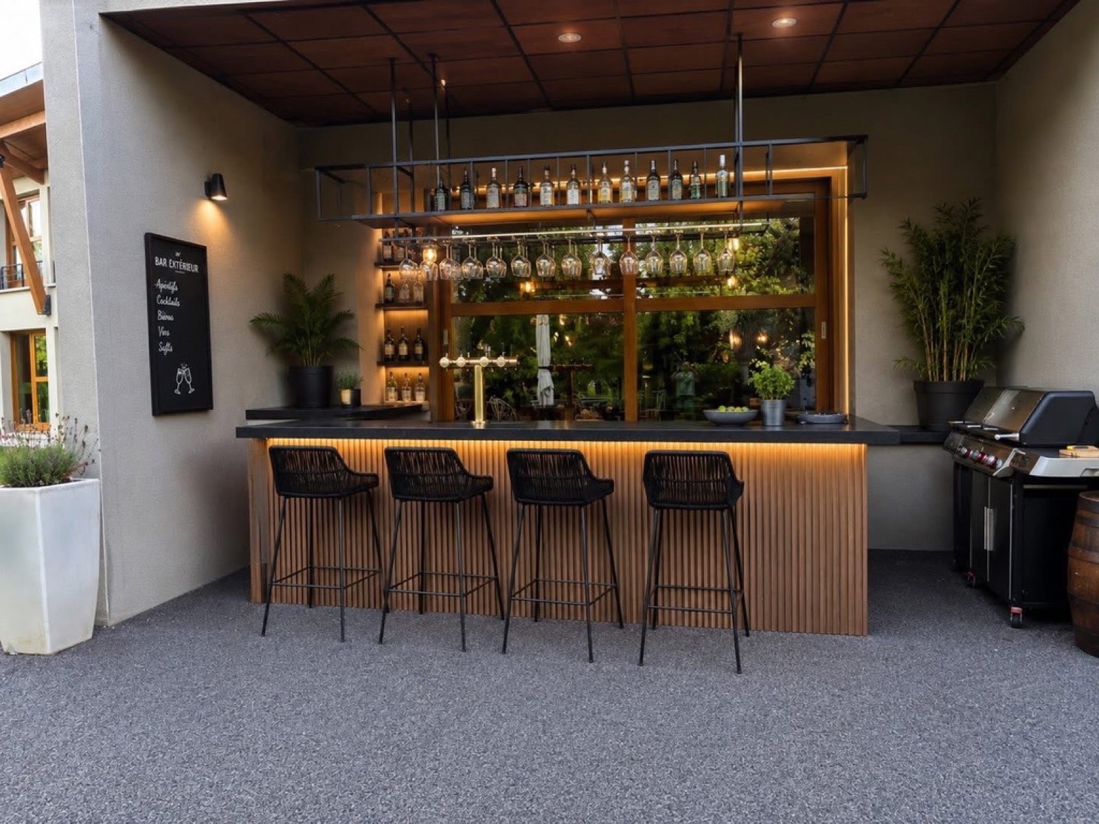 Le bar extérieur du Garden Garden à Chavanoz, avec sa carte de cocktails, apéritifs et bières