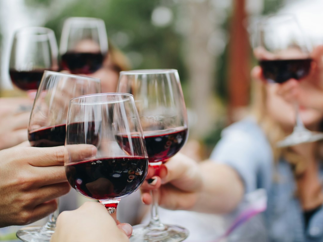 Verres de vin rouge levés pour trinquer entre amis