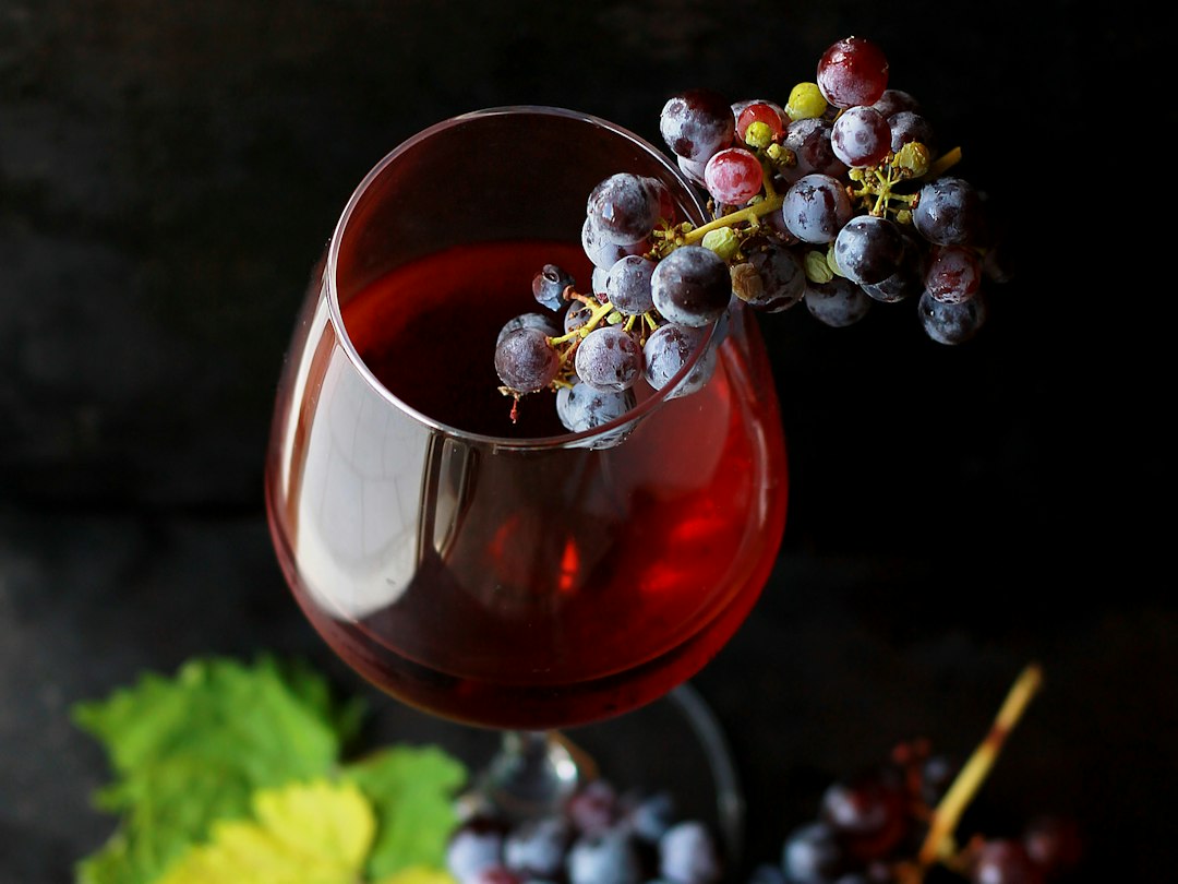 Verre de vin rouge et grappe de raisin
