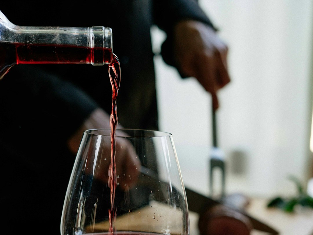 Vin rouge servi au verre à table