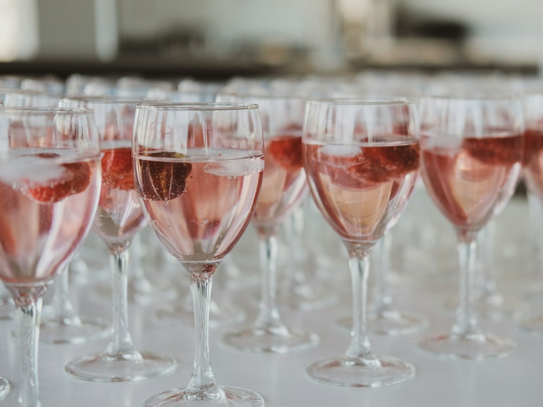 Verres de vin rosé alignés